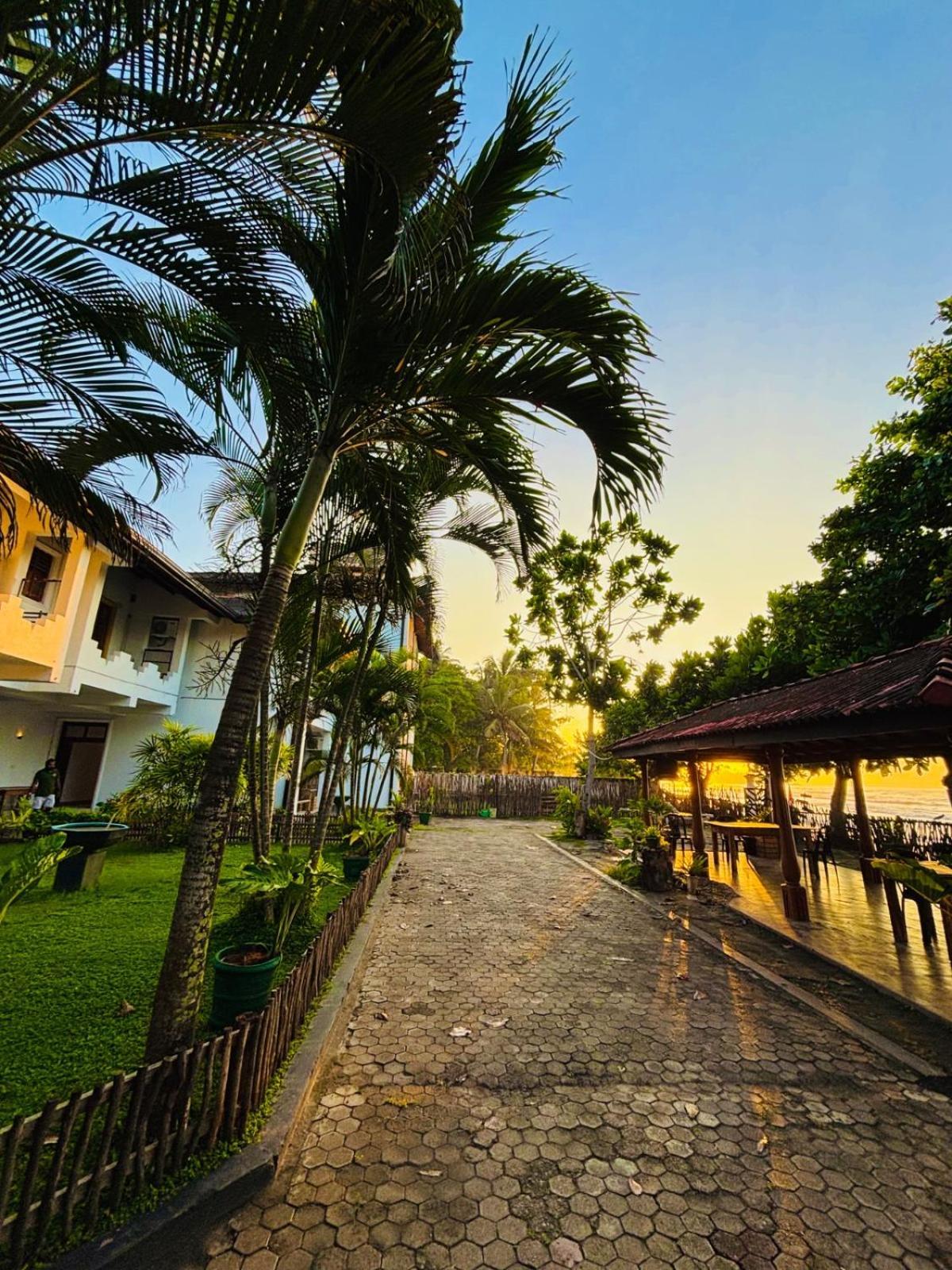 Balance Beach Resort Zuid-Dikwella Buitenkant foto