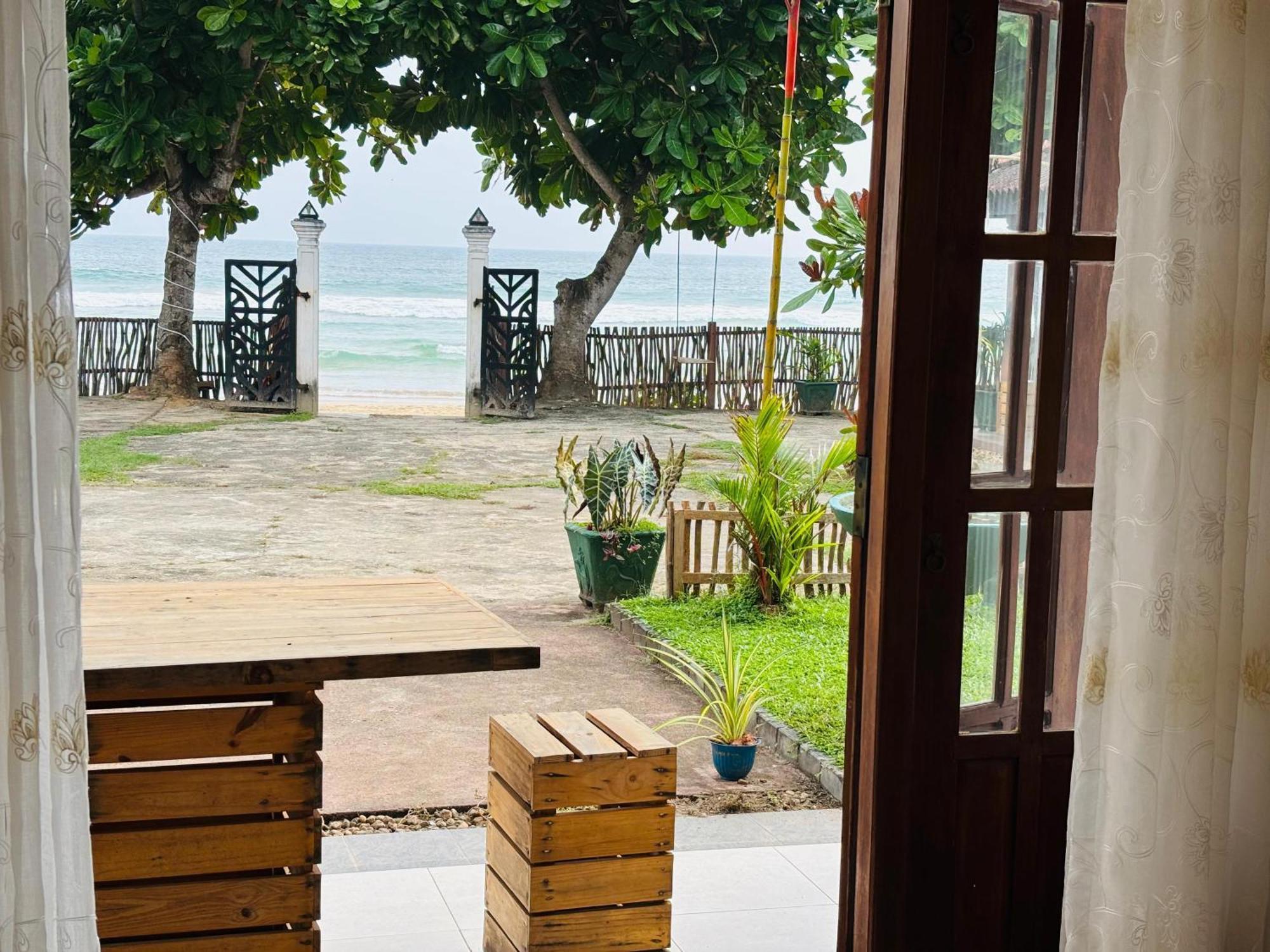 Balance Beach Resort Zuid-Dikwella Kamer foto
