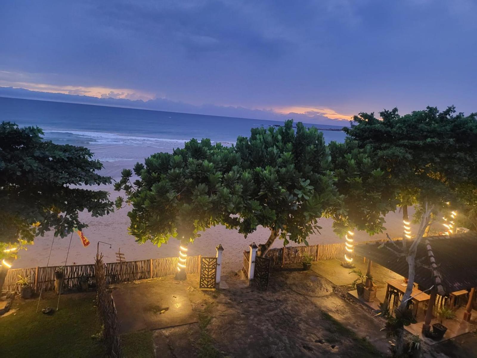 Balance Beach Resort Zuid-Dikwella Buitenkant foto