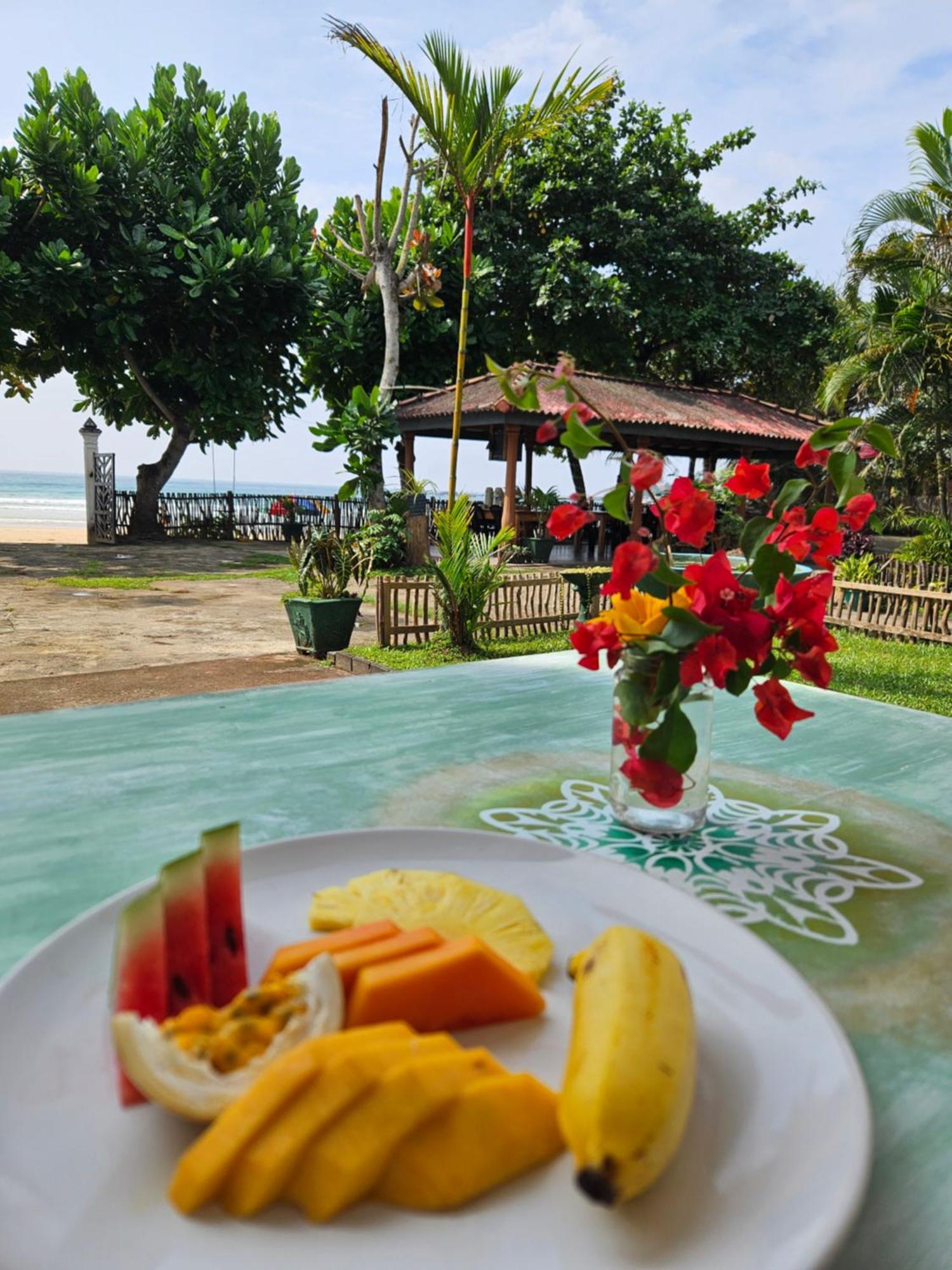 Balance Beach Resort Zuid-Dikwella Buitenkant foto